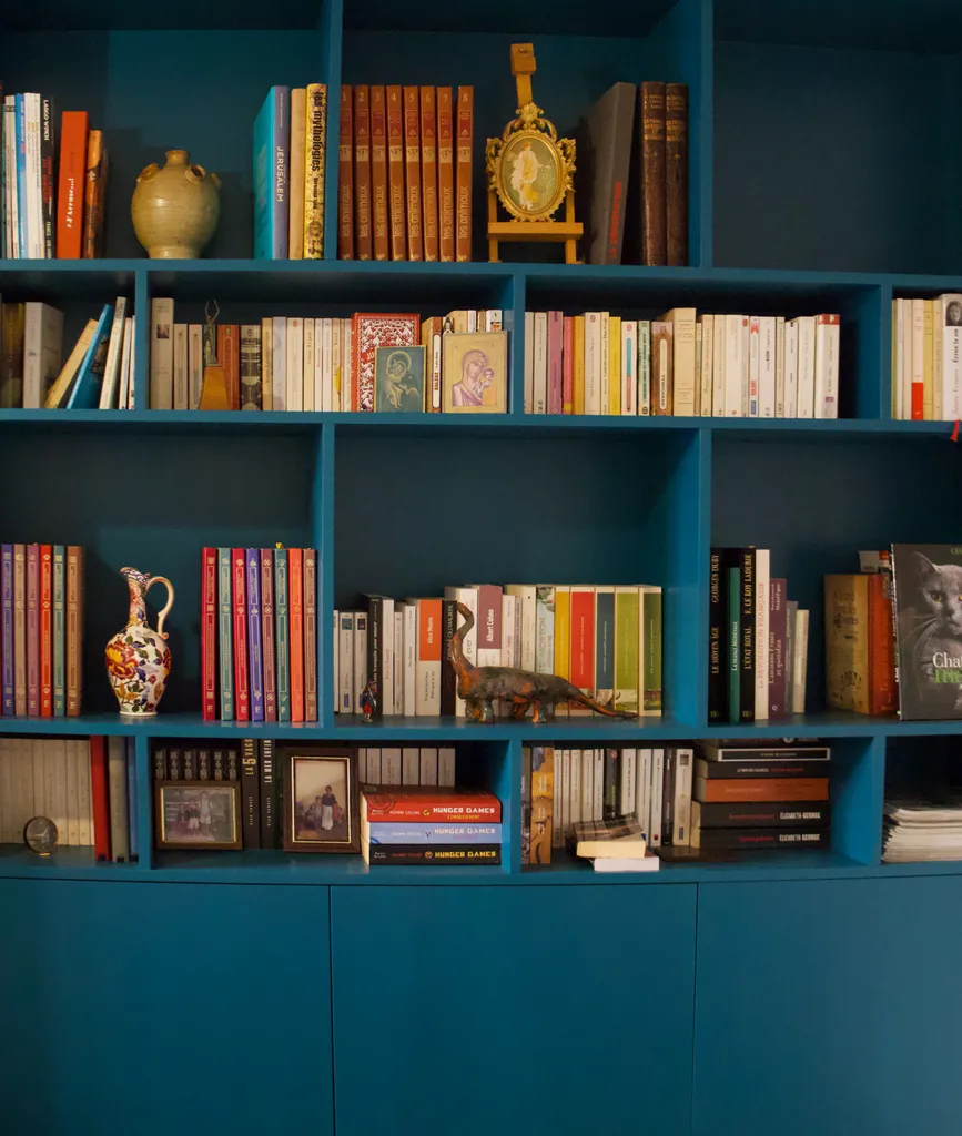 Bibliothèque bleue sur mesure intégrée à Vogüé en Ardèche pour un intérieur élégant et structuré