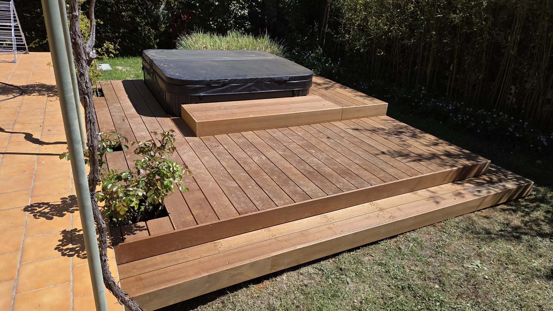 Réalisation d’un tour de spa en bois exotique Itauba avec marches à Bouc-Bel-Air (13)