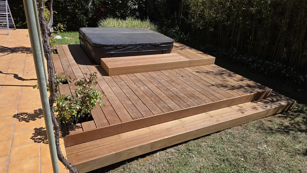 Réalisation d’un tour de spa en bois exotique Itauba avec marches à Bouc-Bel-Air (13)