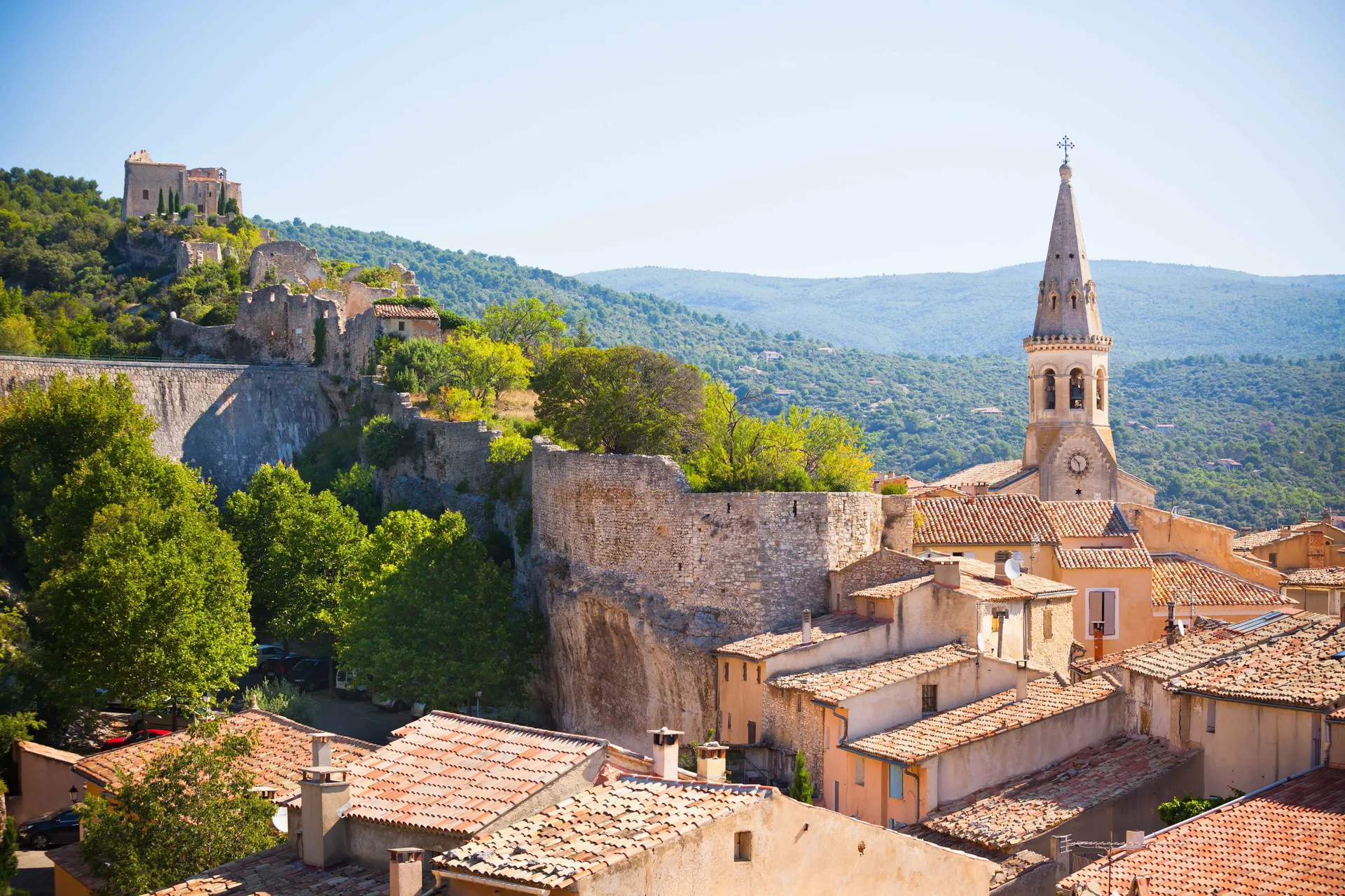 Apt, capitale du Luberon : marché provençal, produits du terroir, vieux centre et patrimoine vivant.