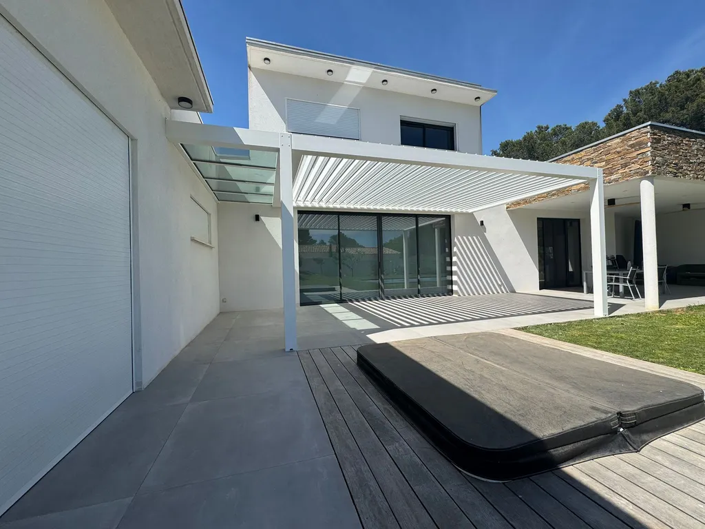 Pergola bioclimatique avec verrière à Avignon