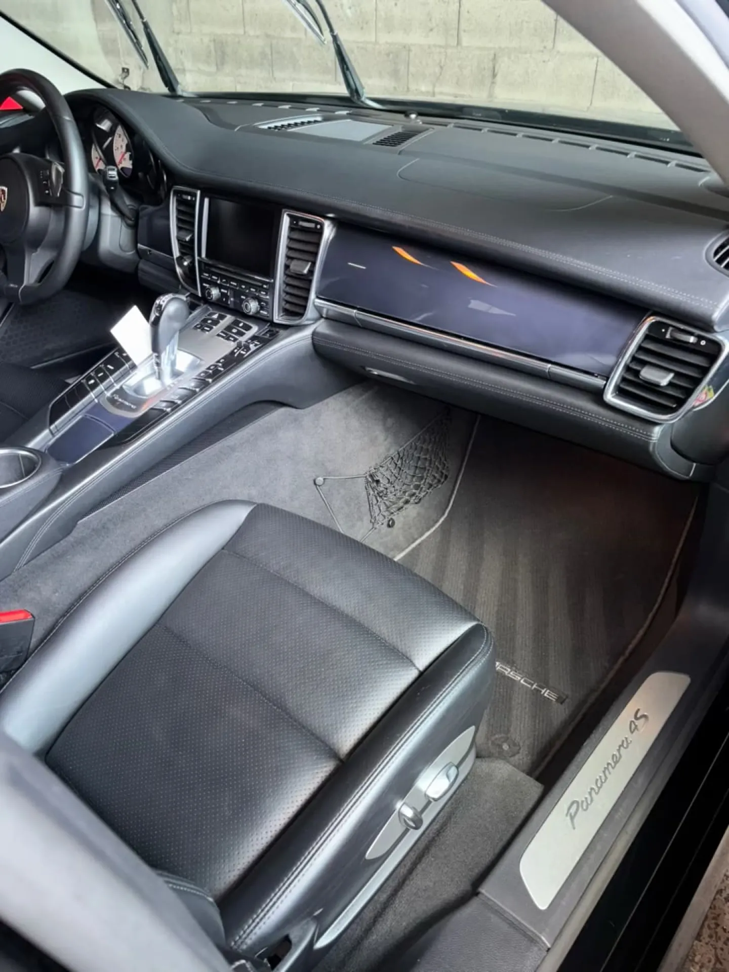 Nettoyage intérieur d'une Porsche Panamera 4S à Saint-Étienne : cuir et surfaces laquées