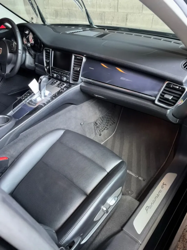 Nettoyage intérieur d'une Porsche Panamera 4S à Saint-Étienne : cuir et surfaces laquées