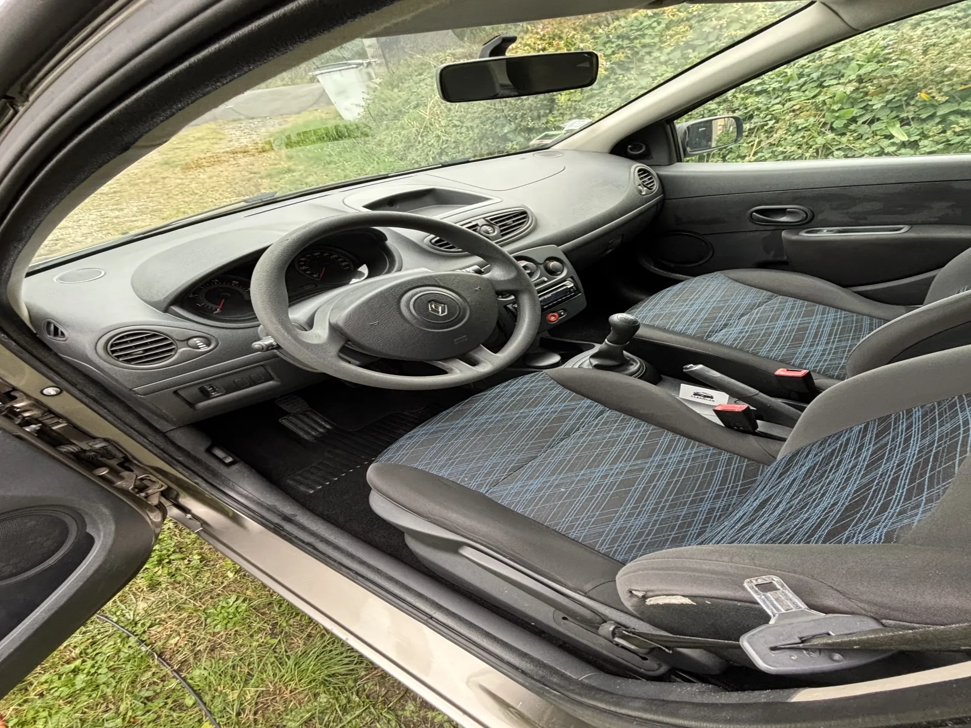 Nettoyage intérieur complet d'une Clio 3 d'un agriculteur à Sorbiers