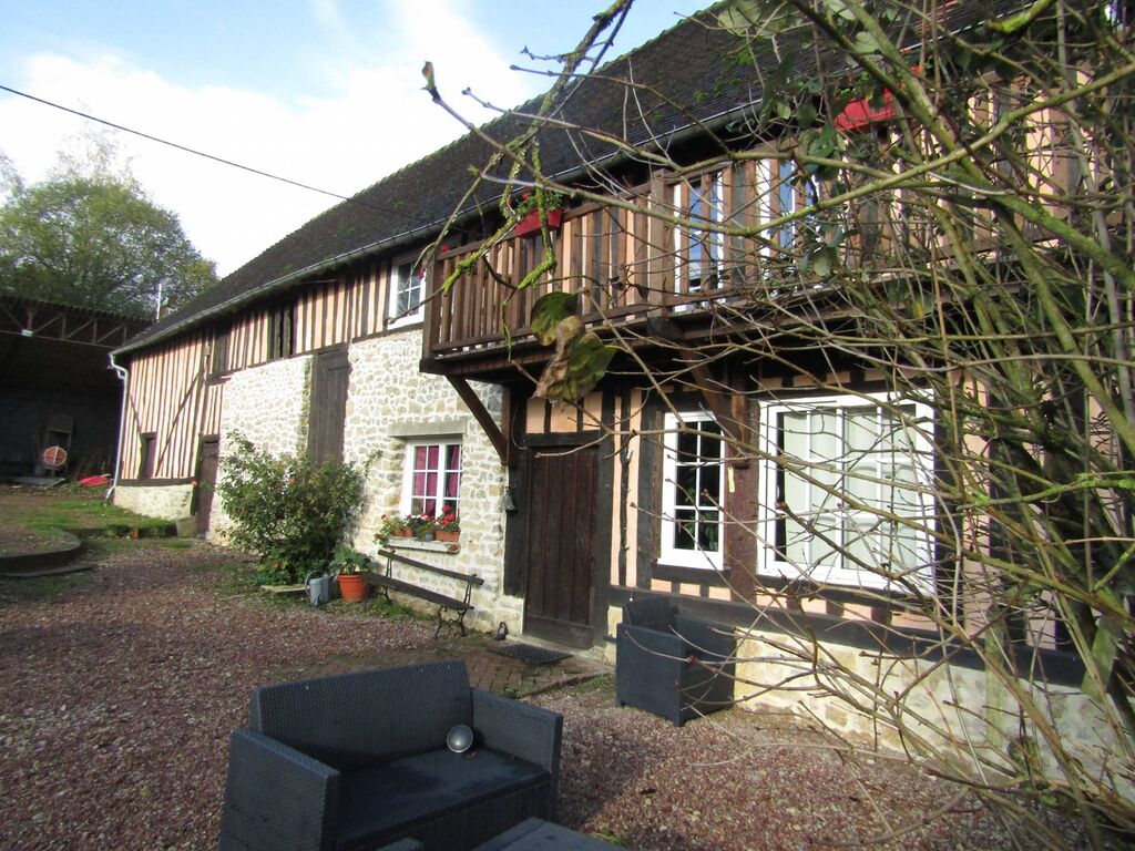A vendre, manoir en briques et colombages avec balcon, secteur Lisieux, Calvados 14.