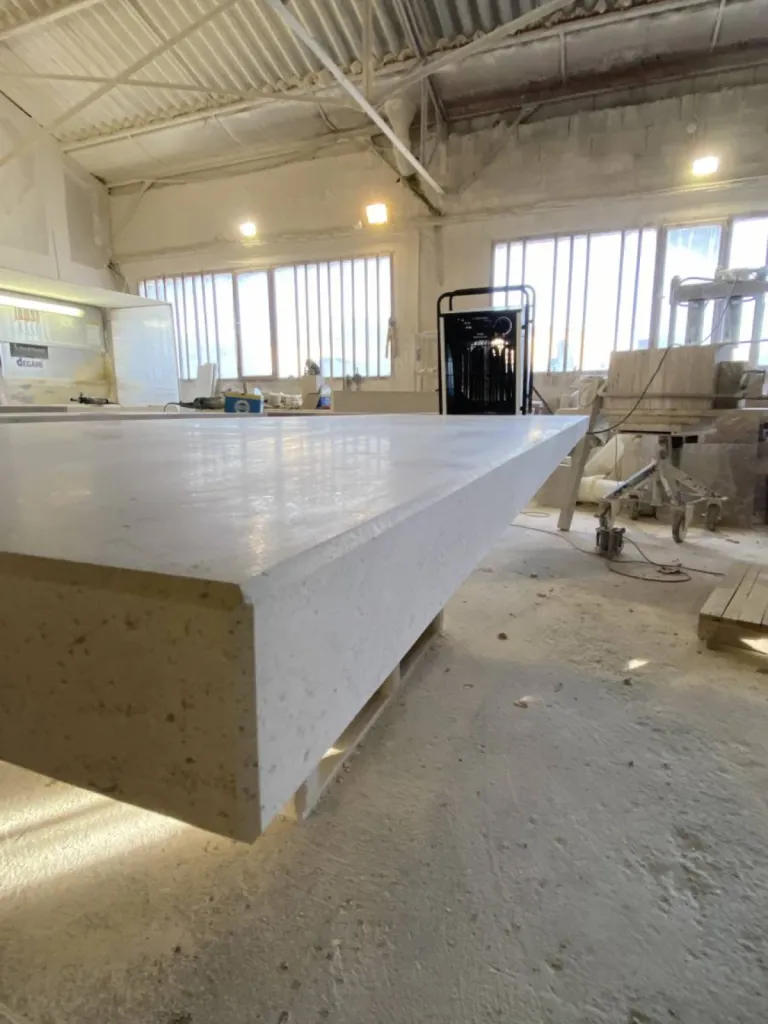 Tailleur de pierre pour plan de travail proche Bordeaux