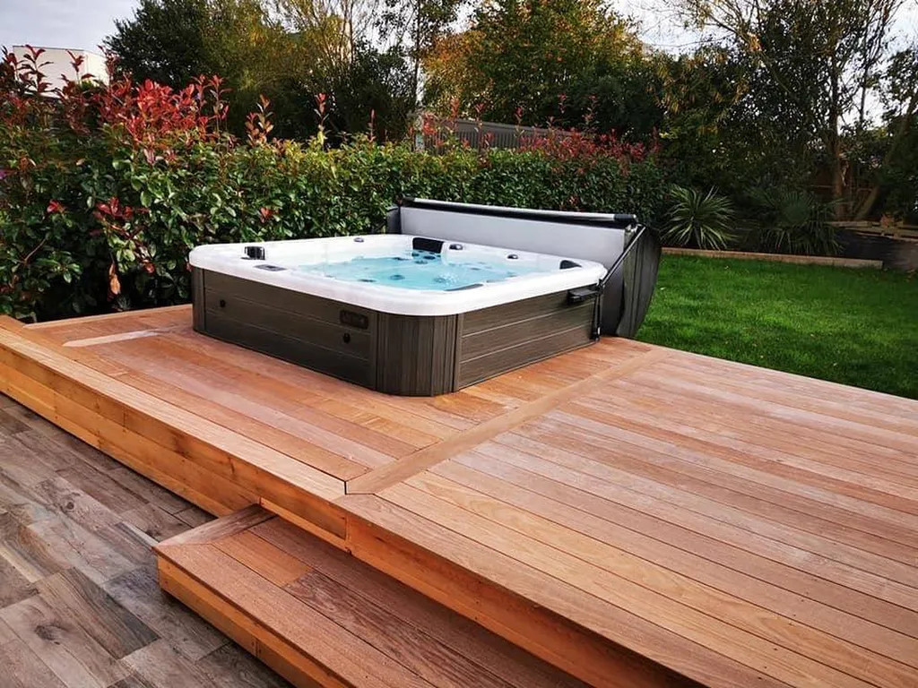 spa encastré dans un terrasse en bois à Fuveau
