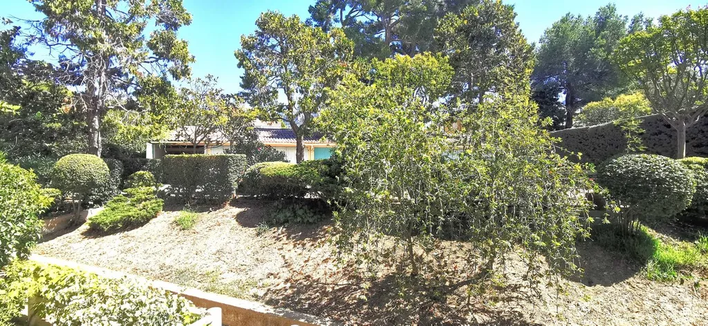 A vendre appartement T4 Cassis  avec balcons et cave dans résidence fermée