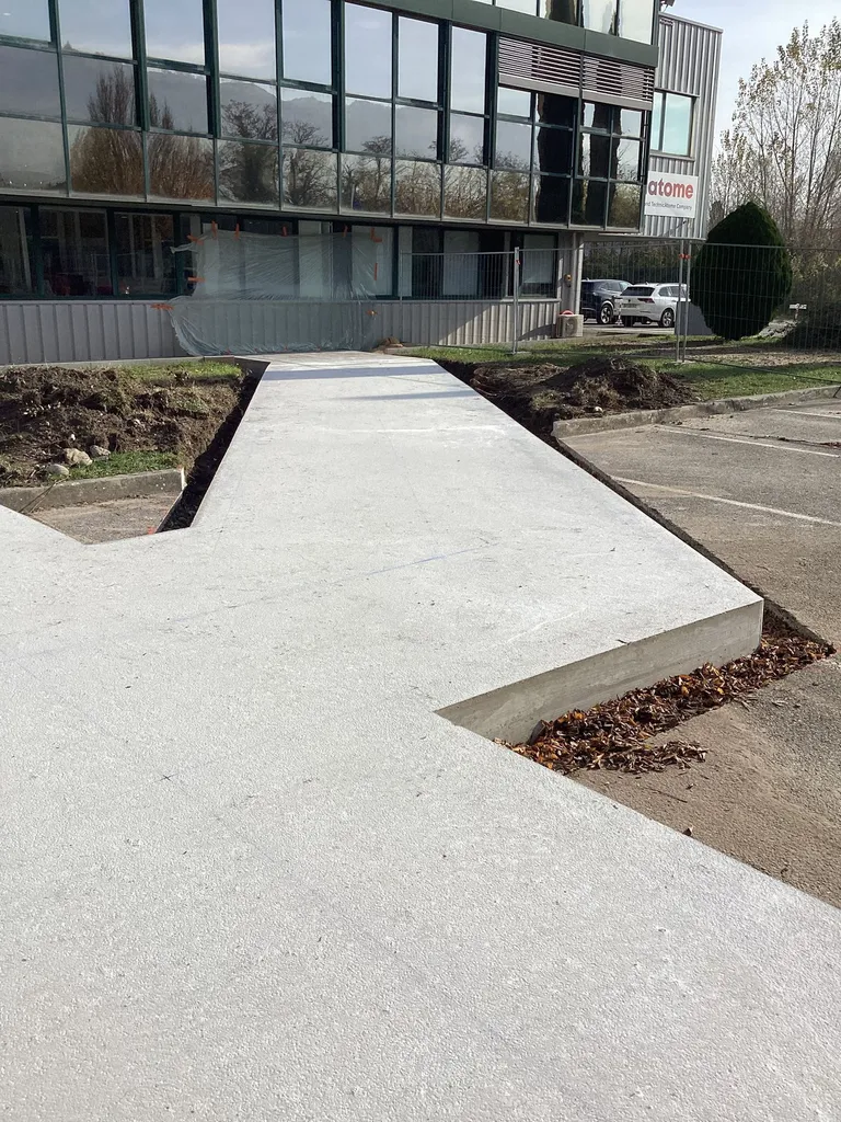 Création d’un radier et fondations spéciales pour bâtiments modulaires sur sol instable – Saint-Vallier (26)