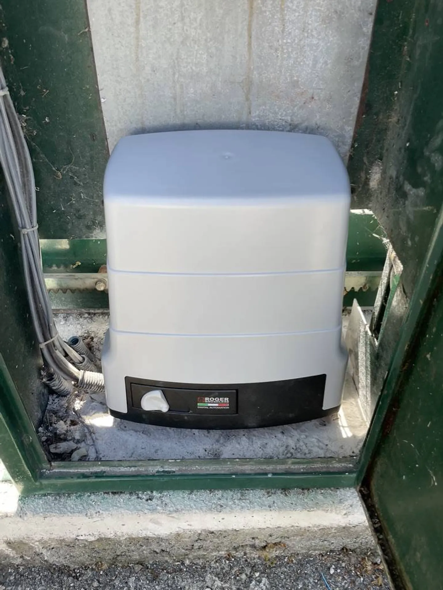 Remplacement du moteur du portail coulissant dans une copropriété à Marseille 13