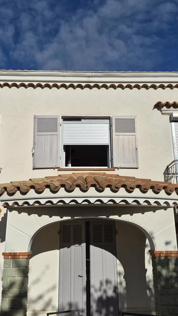 Intégration d'un volet roulant solaire Somfy gris laqué : confort, silence et zéro travaux d'électricité