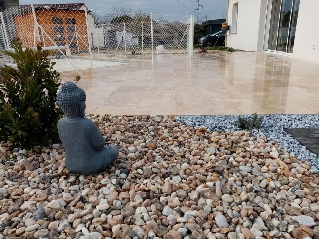 Pose et fourniture de Dallage en Travertin Light mix et aménagement de jardin à Carbon Blanc près de Bordeaux