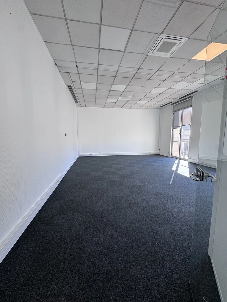 Pose de dalles moquette dans des bureaux à Tourny , Bordeaux centre 