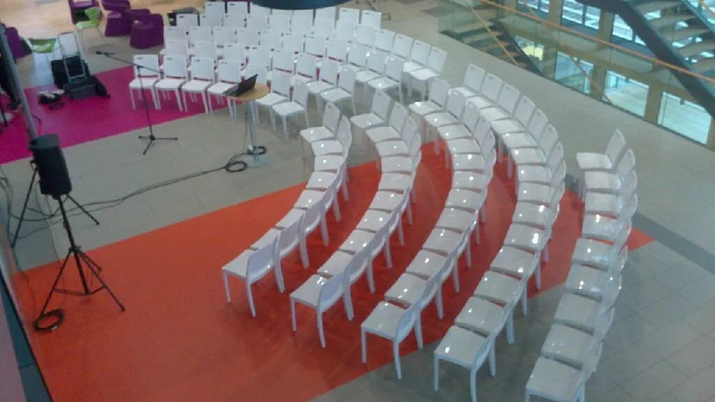 Location de chaise blanche pour conférence a Lyon