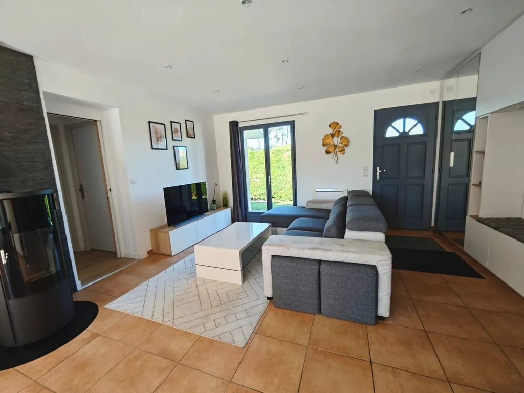 Maison d'environ 140m² avec 5 chambres sur 893m² de jardin avec piscine et garage