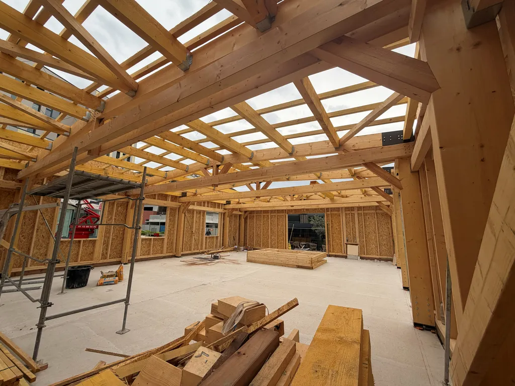 Construction de structures bois avec portiques, murs à ossature bois et bardage claire-voie pour une crèche sur le site Naval Groupe à Ollioules dans le Var