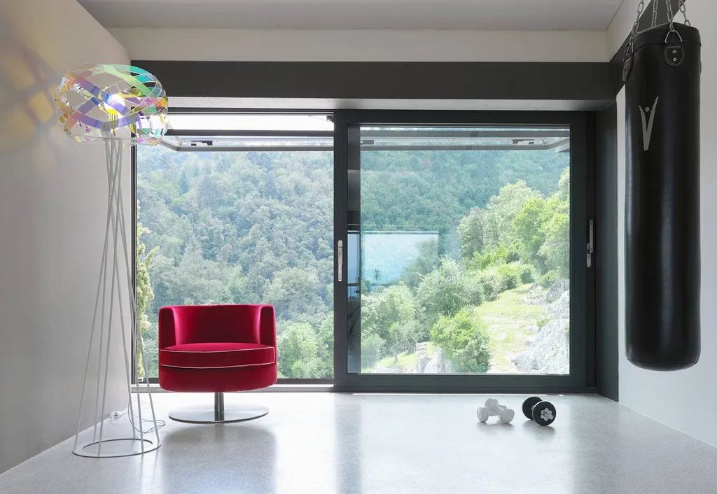 Fauteuil de salon design rond en tissu rouge Toulon