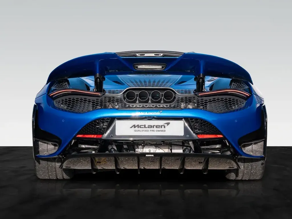 McLaren 765LT Spider arrière diffuseur carbone et échappement central showroom