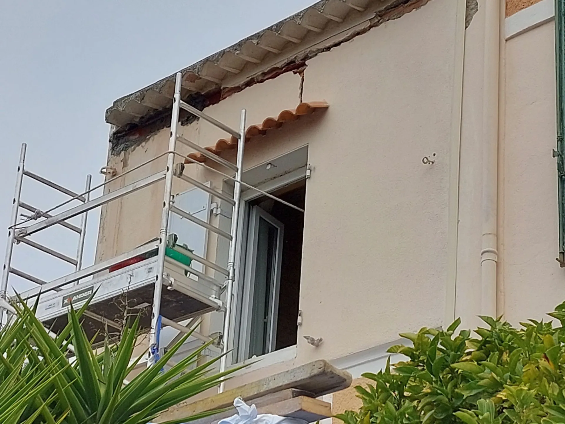 Rafraichissement d'une façade de maison avec fissure au Pradet dans le Var