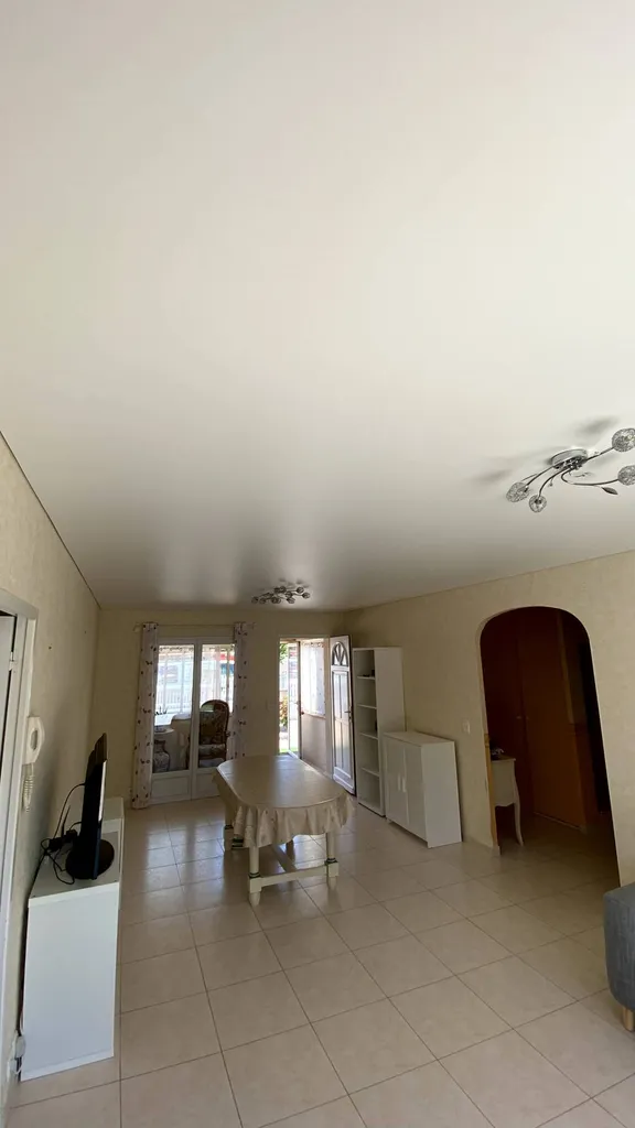 Cacher le lambris bois ou PVC par un plafond tendu dans un salon - Revel  Plafonds Tendus Occitans Toulouse