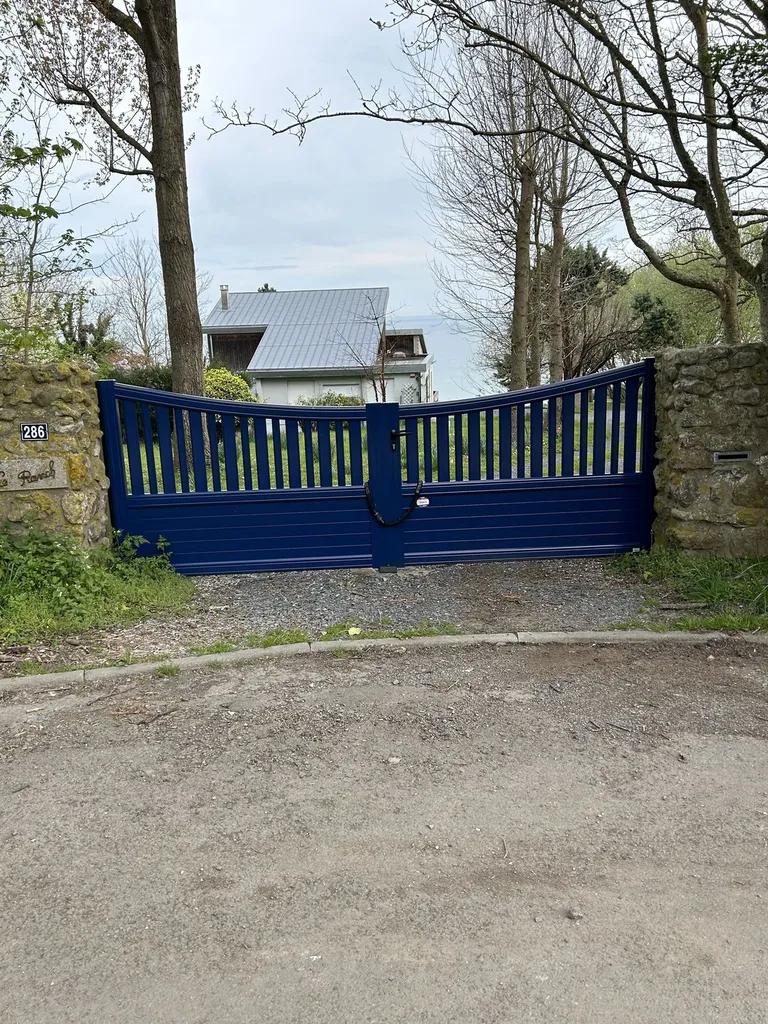 Installation de Portail battant en aluminium manuel, Clôtures de façade et Aménagements d'entrées de propriété à Beuzeville dans l’Eure 27 et ses communes limitrophes