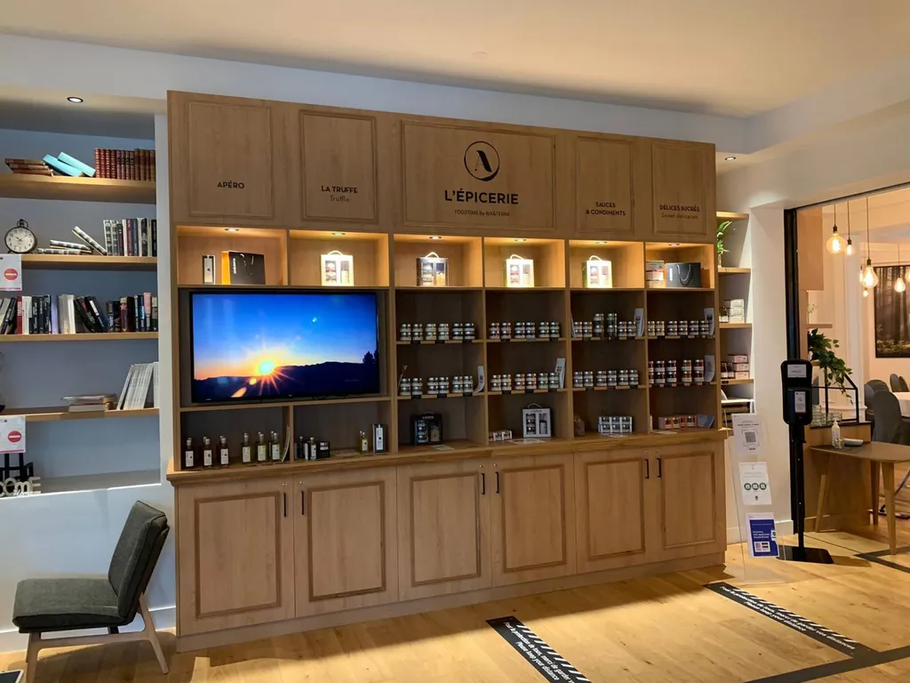 tdc-mercure-hotel-chantilly-lettres-découpées-mobilier