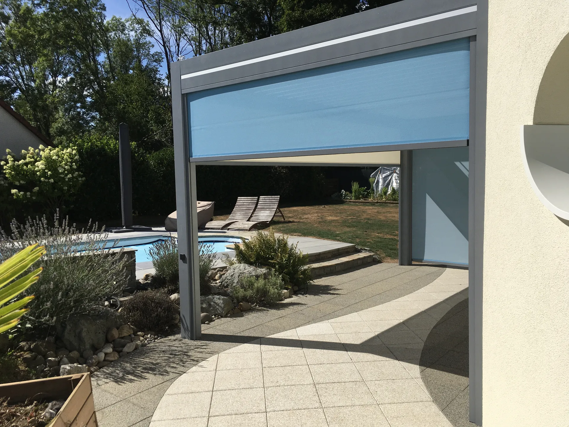 Store turquoise sur pergola bioclimatique à Bessoncourt