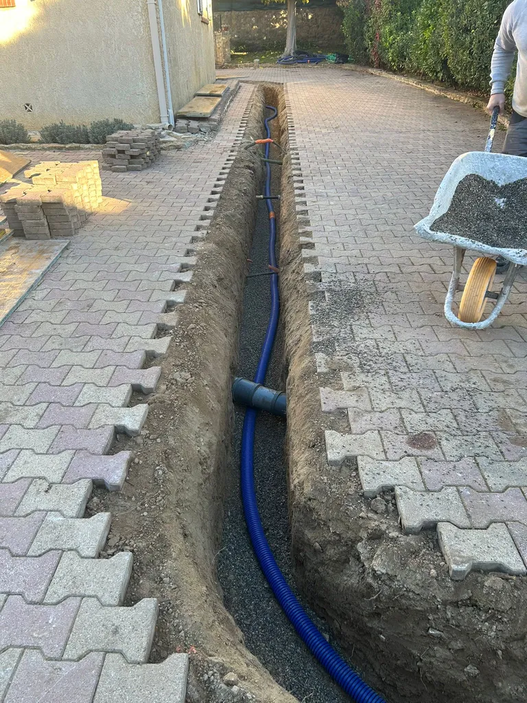 Travaux de remplacement de conduite d’eau potable avec terrassement et remise en état des pavés réalisés à Aureille dans les des Bouches-du-Rhône.