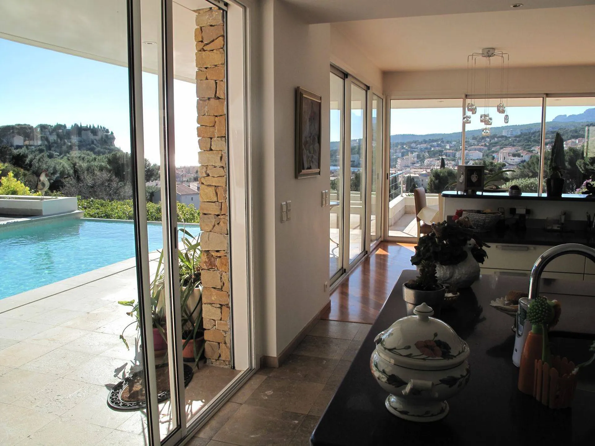 Belle villa moderne avec piscine à débordement sur les hauteurs de cassis à vendre