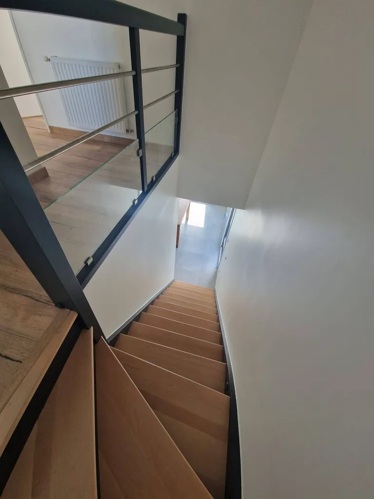 Coût pour un escalier bicolore en vitrification et peinture à Lisieux