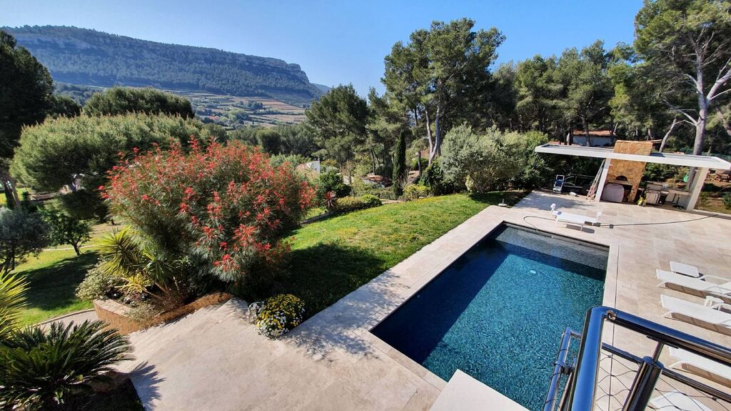 Cassis maison moderne dans cadre exceptionnel, prestations luxe et vue Couronne de Charlemagne