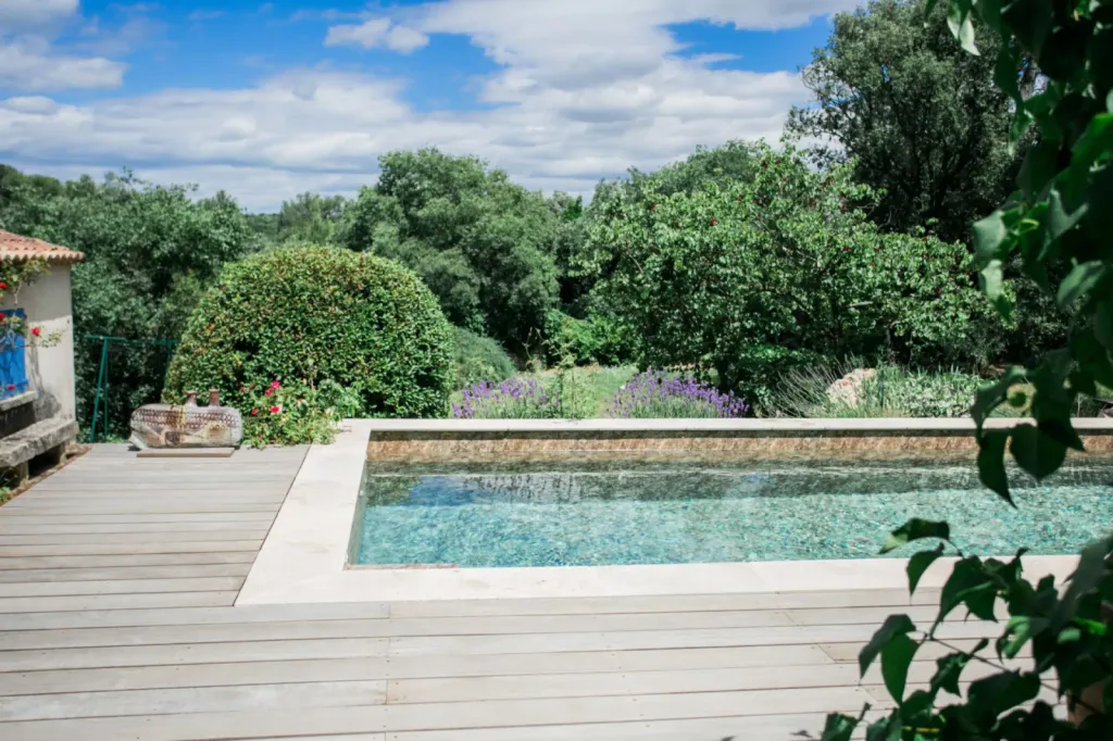 Découvrir des réalisations de piscines haut de gamme et sur mesure en béton dans le Gard