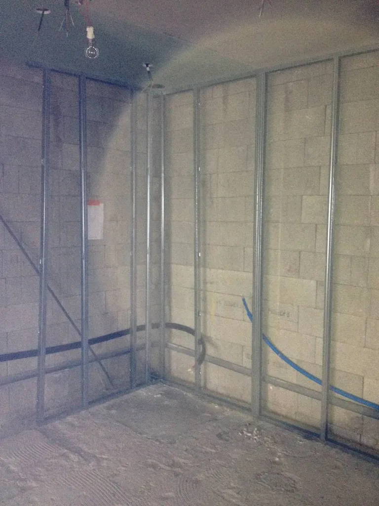 Installation ossature métallique pour placo en rénovation de maison à Macon (71)