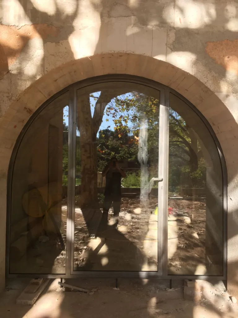 Création d'une baie vitrée cintrée sur mesure à Beaurecueil près du Tholonet