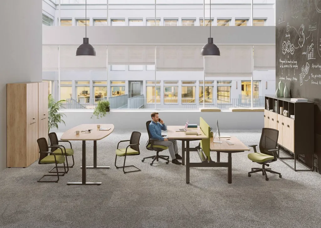 Espace de travail avec le bureau bench Envol Évo réglable en hauteur à Marseille