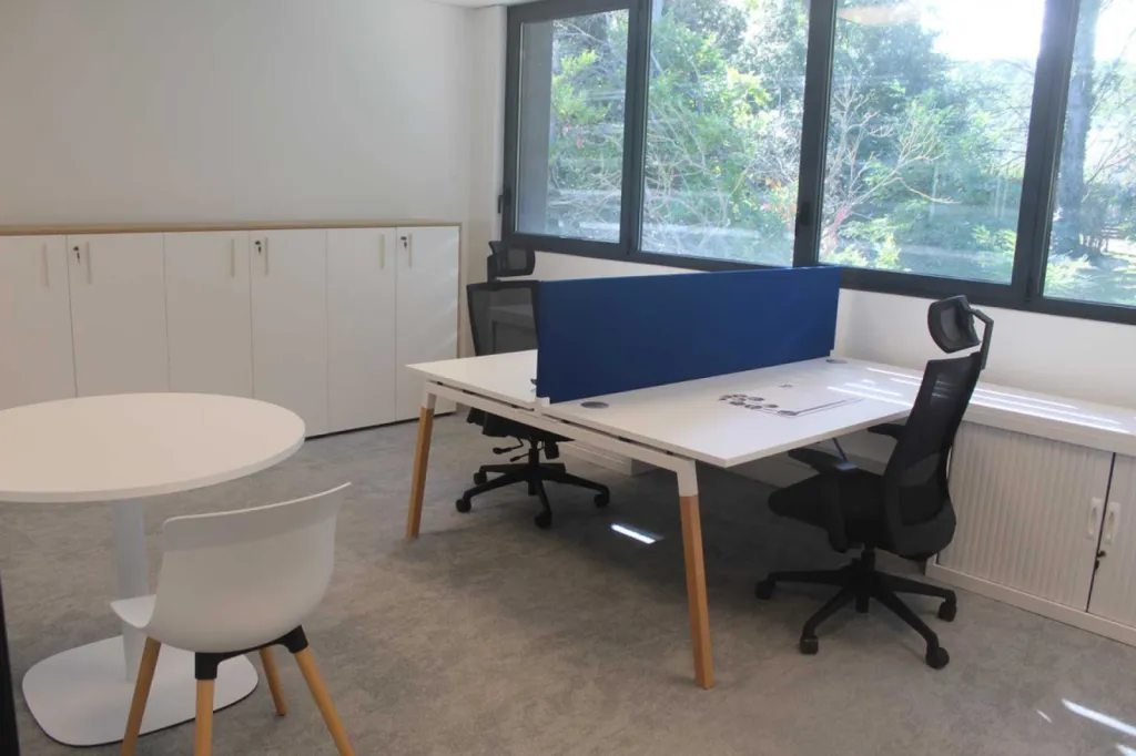 Aménagement de 500 m² à Aix-en-Provence pour 57 postes avec mobilier CIMIC, solutions acoustiques, salles de réunion et espace détente pour les Laboratoires Naos / Bioderma
