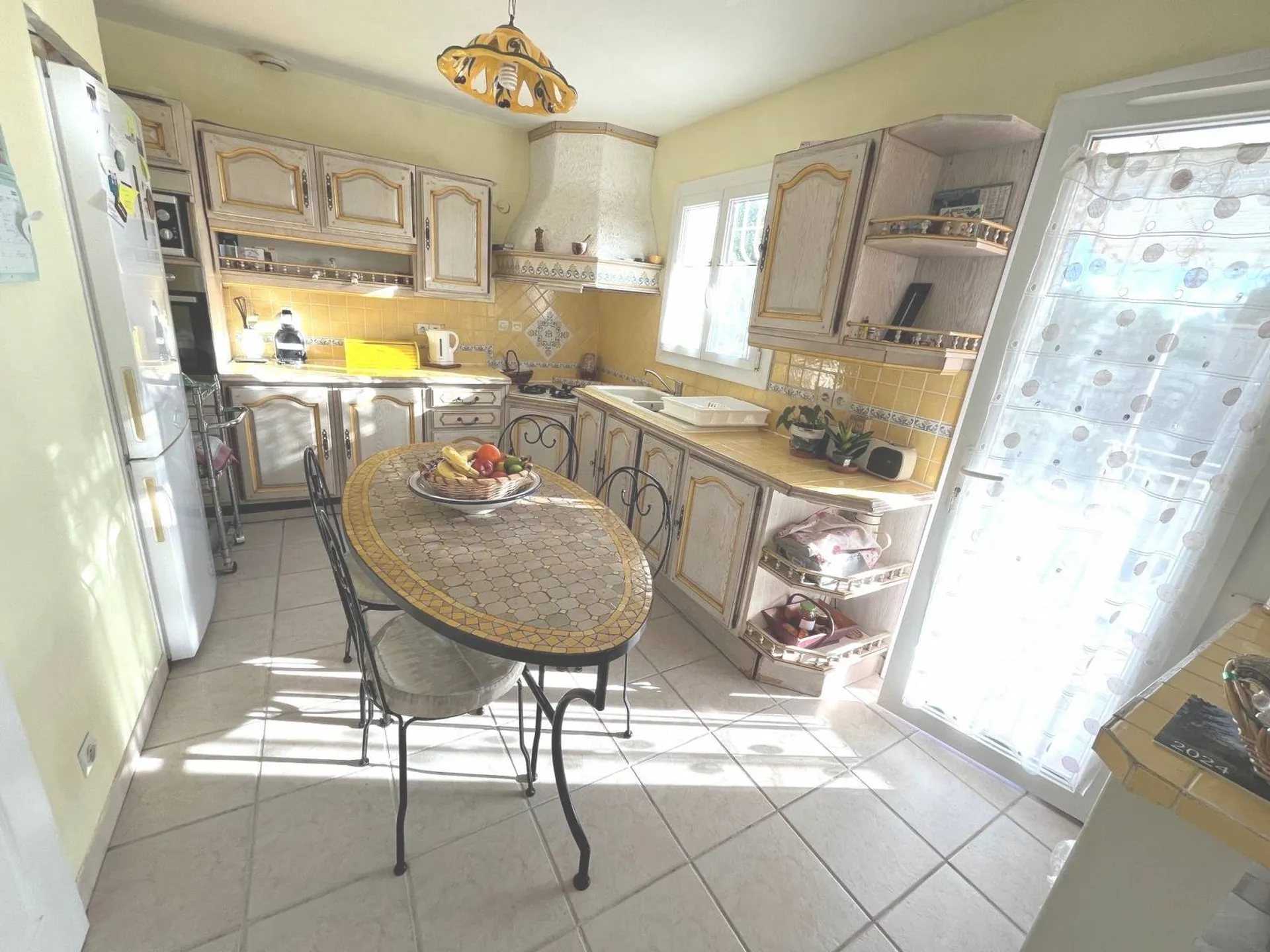 A VENDRE MAISON La Ciotat comprenant 3 logements terrain paysager avec piscine et cuisine d'été