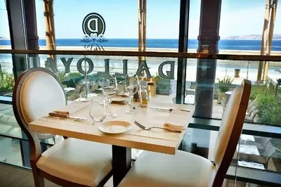 Brasserie ouverte le midi et le soir avec vue mer Terrasses du port à Marseille Dalloyau