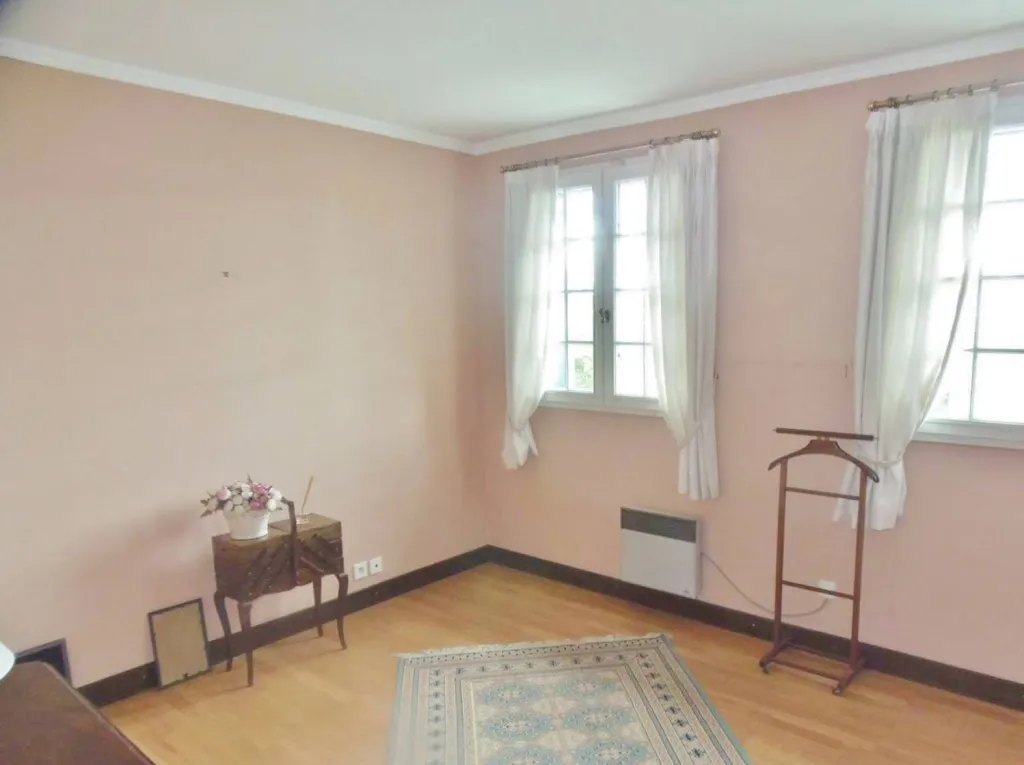 Vends pavillon stylé avec dépendance 6 chambres proche centre ville de pont de l'arche 27