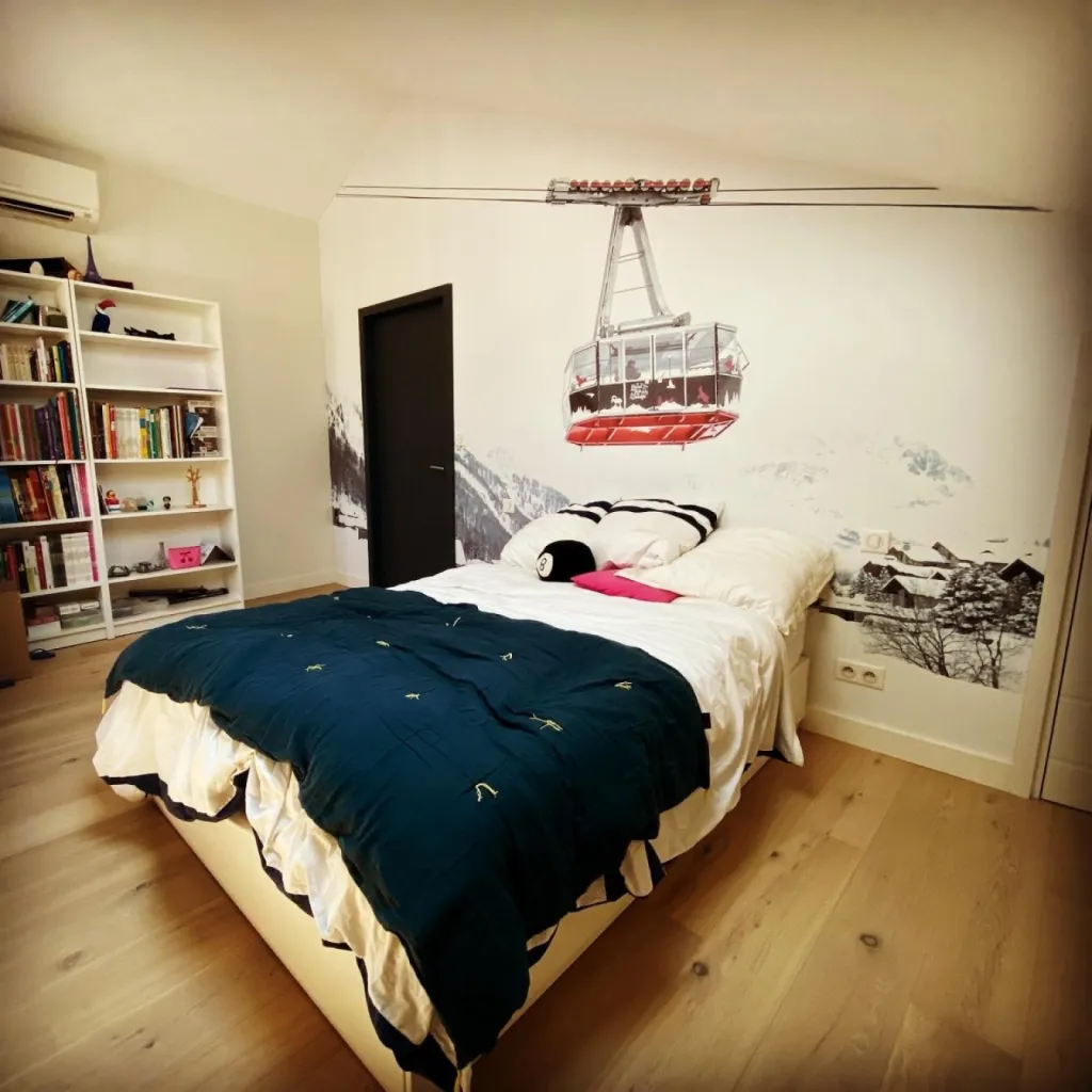 Décoration de chambre avec habillage d’un mur complet à Toulouse