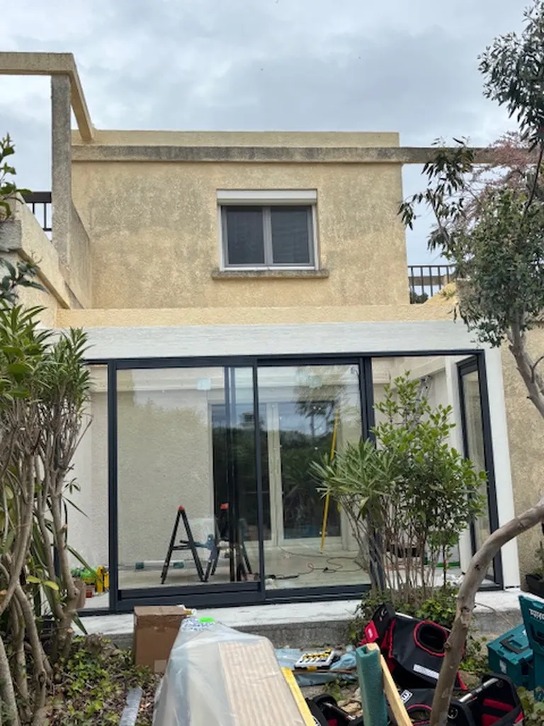 Réalisation et installation d’une véranda en bois et aluminium avec couverture en tuiles à Solliés-Pont près de La Crau (Var)