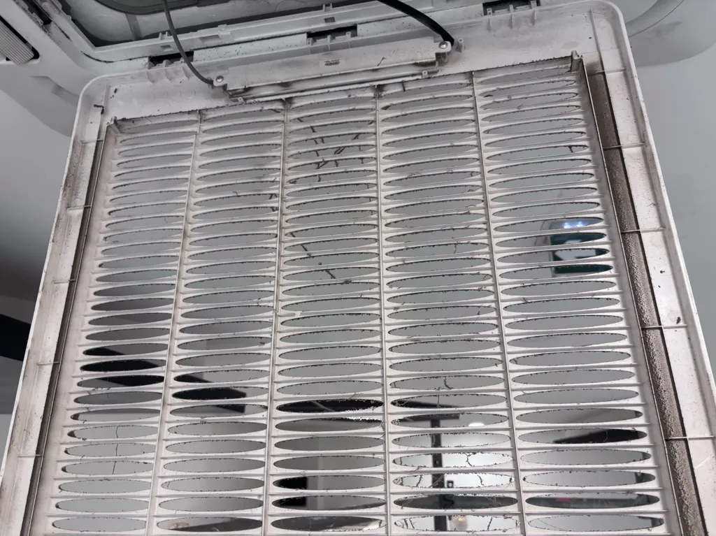 Entretien d’une climatisation Airwell à Gonesse : cassettes plafonnières d’une salle de mariage

