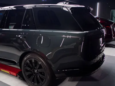 Chaque image de ce Range Rover Autobiography témoigne du mariage entre le luxe intemporel et la protection avancée. Grâce au traitement céramique Crystal Serum Ultra de Gtechniq, ces clichés reflètent une brillance inaltérable assurée par une garantie exc