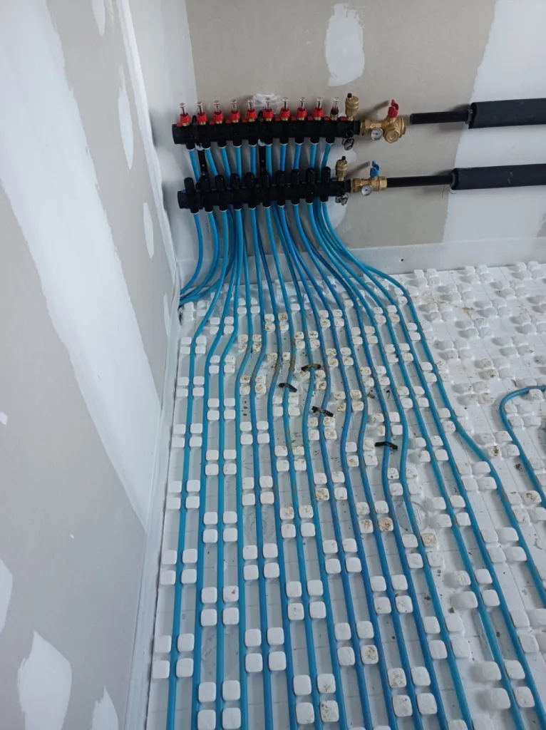 A Mougins, création d'un plancher chauffant sur pompe a chaleur 