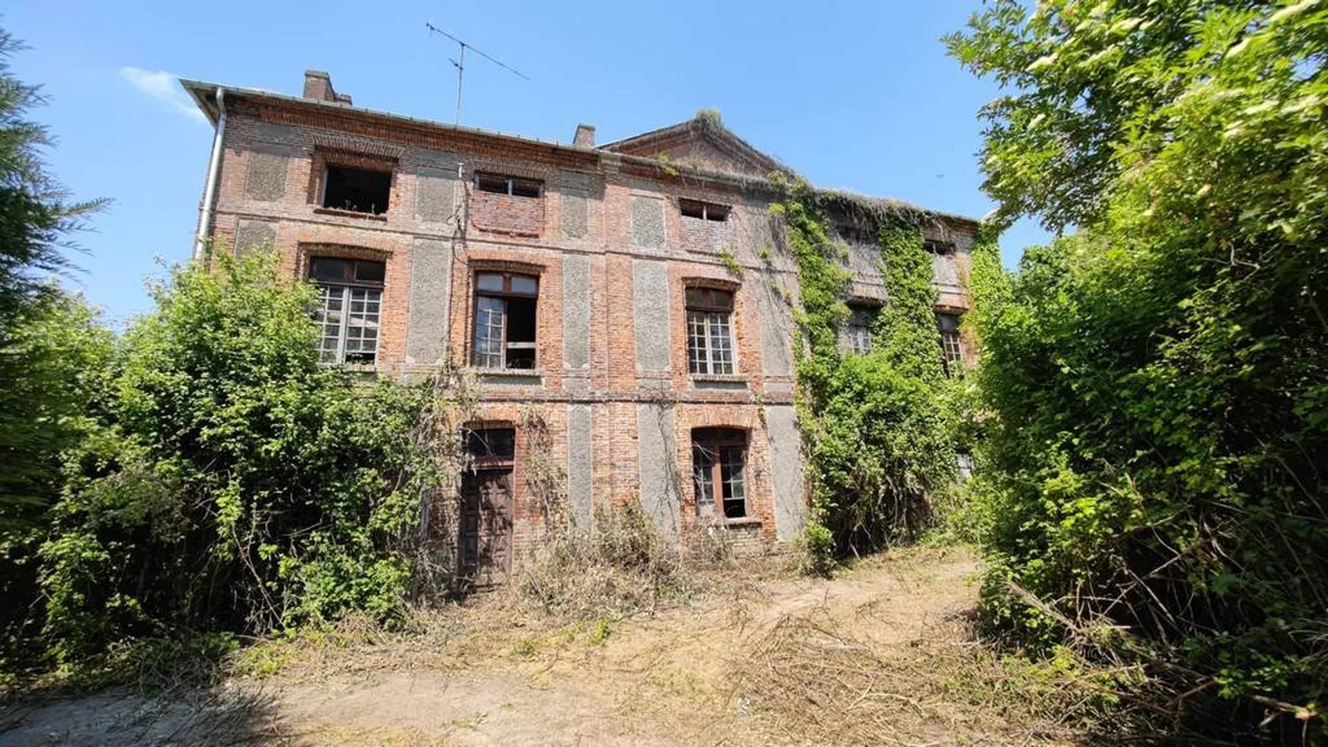 Manoir du XVIIIIème siècle de 320 m² à rénover, bâti sur un terrain de 4234 m² et situé dans la vallée de l'Yères.