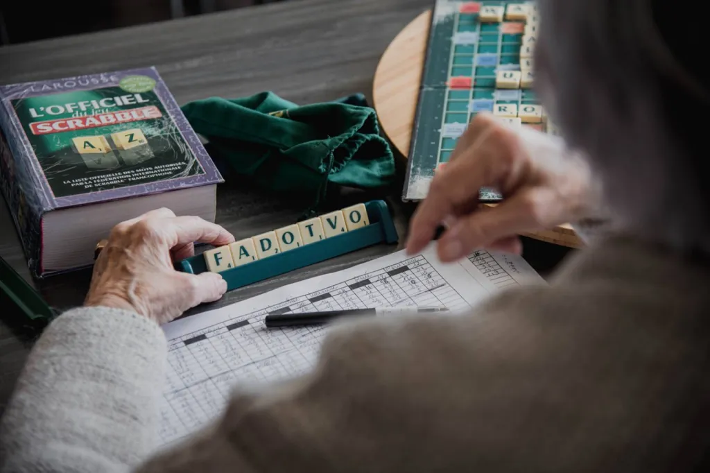 Atelier jeux de société pour seniors dans établissement pour seniors dans le 34
