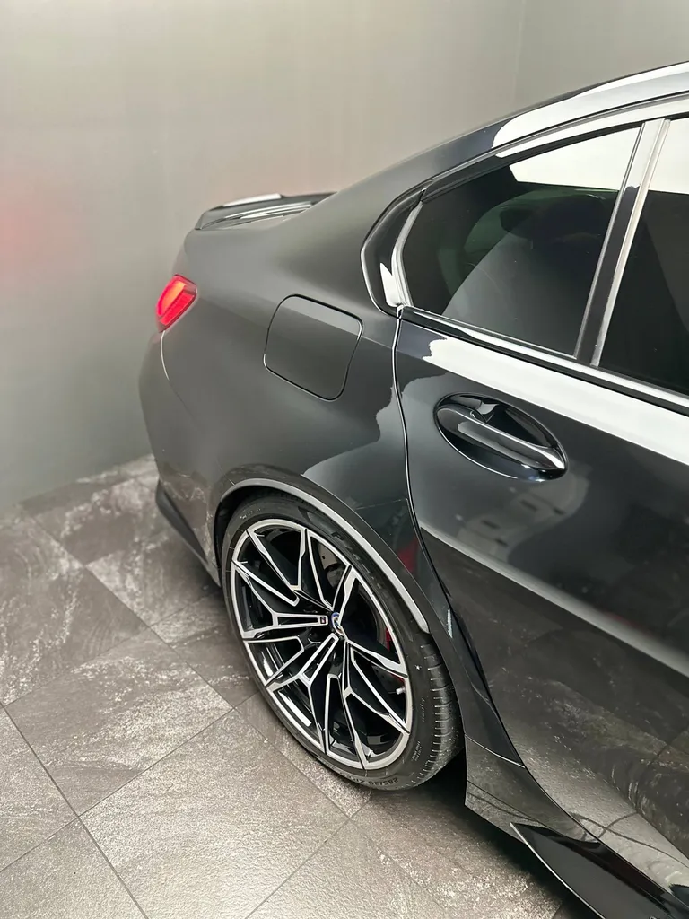 Lustrage brillance sur une BMW M3 Compétition à notre atelier au Mans (72)