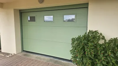 Pose d'une porte de garage motorisée radio, coloris vert olive avec hublots sécurisés à Chazelles-sur-Lyon près d'Andrézieux-Bouthéon (42) par 3 Baies
