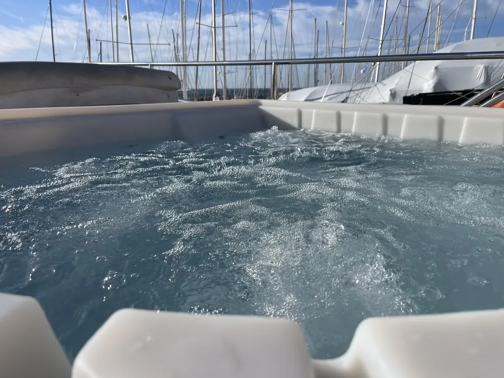 Installation spa français six places sur yacht avec grutage technique au port de Corbière à Marseille