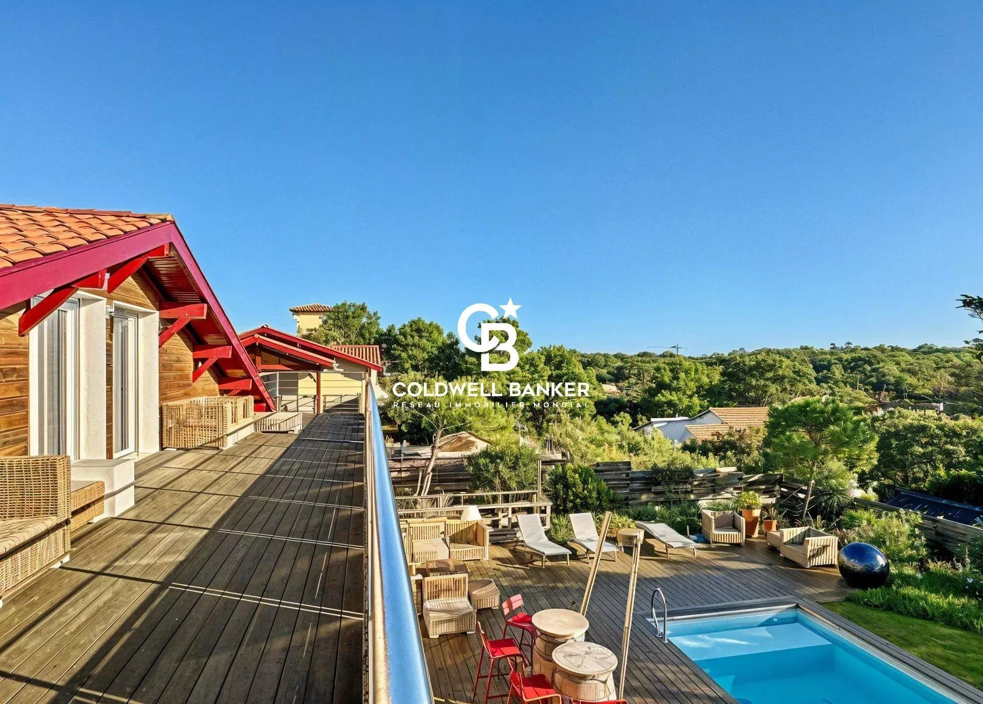 Maison à vendre à Hossegor – rénovée avec piscine, vue sur la canopée et accès plages à pied